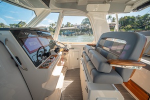Boston Whaler 380 Realm -