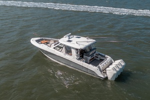 Boston Whaler 380 Realm -