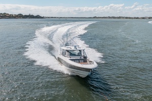 Boston Whaler 380 Realm -