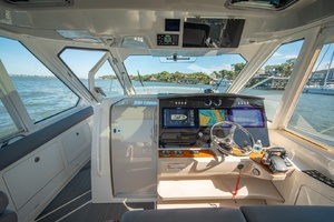 Boston Whaler 380 Realm -