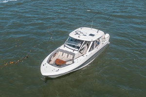 Boston Whaler 380 Realm -