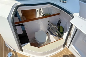 2021 Axopar 28 Cabin thumbnail 23