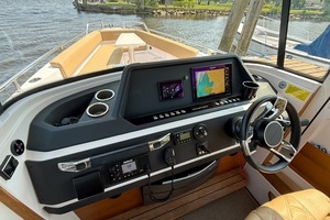 2021 Axopar 28 Cabin thumbnail 14