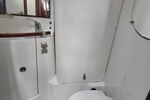 2004 Beneteau 423 thumbnail 45