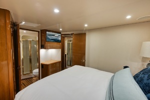 2003 Viking 52 Convertible thumbnail 3