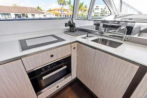 2020 Azimut Flybridge thumbnail 24