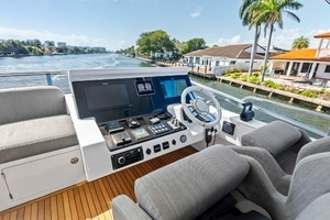 2020 Azimut Flybridge thumbnail 16