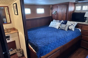 WALKING ON WATER 43ft Hatteras Yacht For Sale