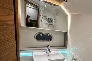 2024 Tiara Yachts 38 LS thumbnail 11