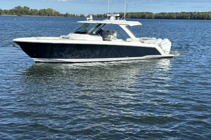 38FT (11.58M) TIARA YACHTS Worth Avenue Yachts