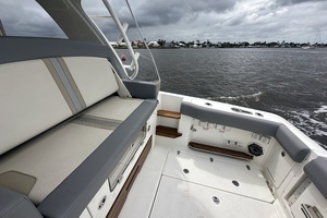 2024 Boston Whaler 380 Realm thumbnail 6