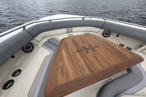 2024 Boston Whaler 380 Realm thumbnail 17