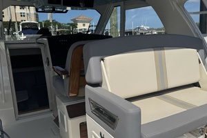 2024 Boston Whaler 380 Realm thumbnail 10