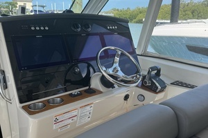 2024 Boston Whaler 380 Realm thumbnail 14