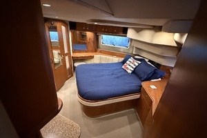 2001 Cruisers Yachts 4450 Express Motor Yacht thumbnail 22