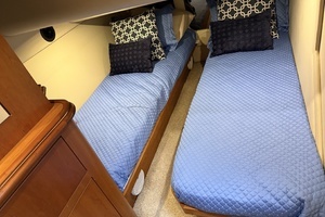 2001 Cruisers Yachts 4450 Express Motor Yacht thumbnail 16