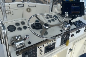 1981 Hatteras 43 Convertible thumbnail 10