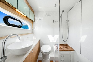 2021 44 Aquila MY Memories Not Dreams Guest Stateroom Head