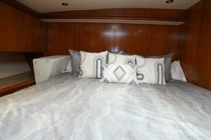 2005 Sea Force IX Enclosed Flybridge thumbnail 4