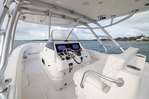 2011 Intrepid 370 Open thumbnail 22