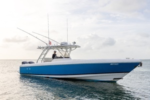 2011 Intrepid 370 Open thumbnail 4