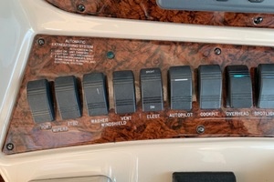 2004 Sea Ray 390 Motor Yacht thumbnail 32