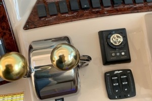 2004 Sea Ray 390 Motor Yacht thumbnail 37