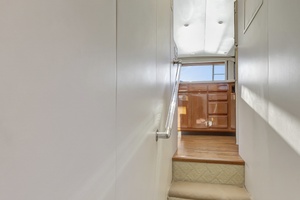 Viking 5- Lady S - Interior Companionway