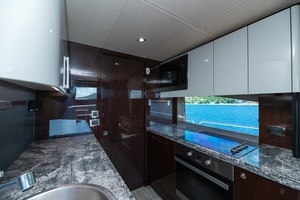 2017 Sunseeker 86 Yacht thumbnail 39