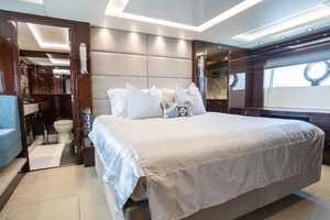 2017 Sunseeker 86 Yacht thumbnail 54