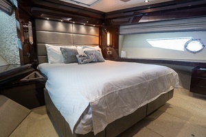 2017 Sunseeker 86 Yacht thumbnail 65