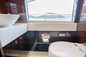 2017 Sunseeker 86 Yacht thumbnail 35