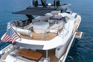 2017 Sunseeker 86 Yacht thumbnail 11