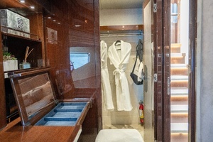 2017 Sunseeker 86 Yacht thumbnail 67