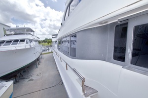 1998 Lazzara Yachts 76 Skylounge Grand Salon thumbnail 71