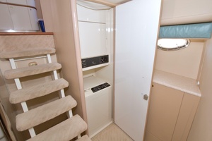 1998 Lazzara Yachts 76 Skylounge Grand Salon thumbnail 87