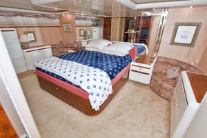 1998 Lazzara Yachts 76 Skylounge Grand Salon thumbnail 28
