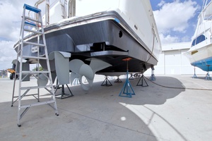 1998 Lazzara Yachts 76 Skylounge Grand Salon thumbnail 125