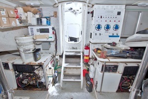 1998 Lazzara Yachts 76 Skylounge Grand Salon thumbnail 110
