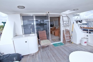 1998 Lazzara Yachts 76 Skylounge Grand Salon thumbnail 9