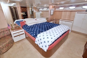 1998 Lazzara Yachts 76 Skylounge Grand Salon thumbnail 19