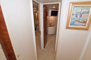 1998 Lazzara Yachts 76 Skylounge Grand Salon thumbnail 39