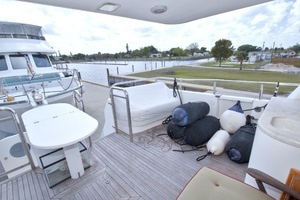 1998 Lazzara Yachts 76 Skylounge Grand Salon thumbnail 8