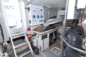 1998 Lazzara Yachts 76 Skylounge Grand Salon thumbnail 111