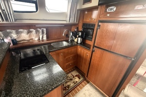 2005 Cruisers Yachts 405 Motor Yacht thumbnail 12