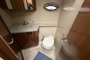 2005 Cruisers Yachts 405 Motor Yacht thumbnail 16