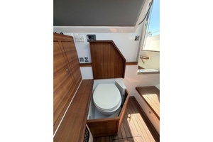 2018 Axopar 37 Cabin thumbnail 24