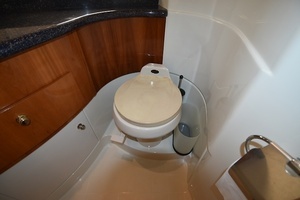 2001 Carver 444 Cockpit Motor Yacht thumbnail 32
