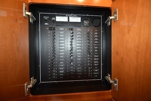 2001 Carver 444 Cockpit Motor Yacht thumbnail 10