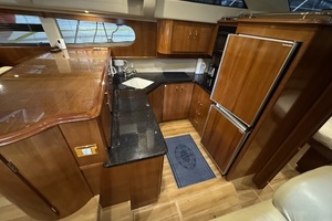 2004 Carver 466 Motor Yacht thumbnail 23